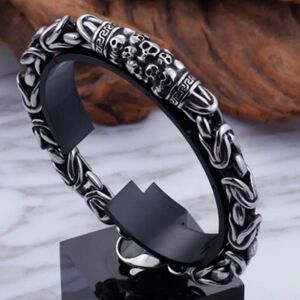 New! MEN'S 8mm Round Byzantine Link with Skulls Curved Center Link. 8 Inches